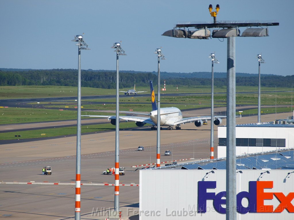Lufthansa Airbus A 380 zu Besuch Flughafen Koeln Bonn P045.JPG